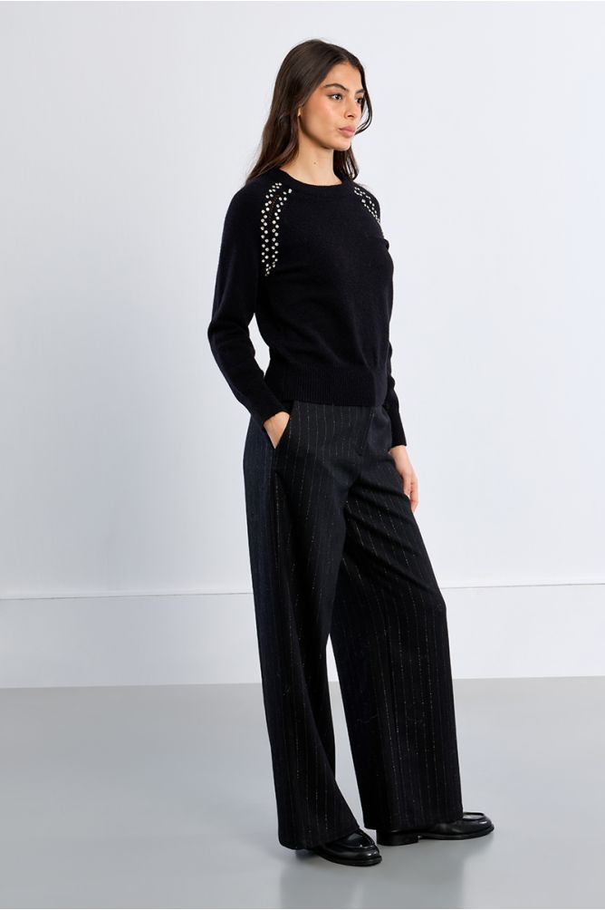Pull en maille, broderies ajourées et clous