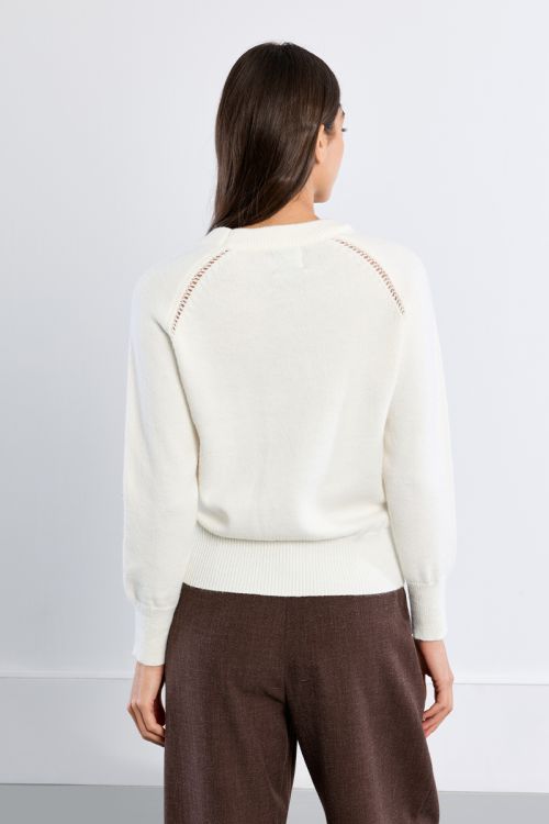 Pull en maille, broderies ajourées et clous