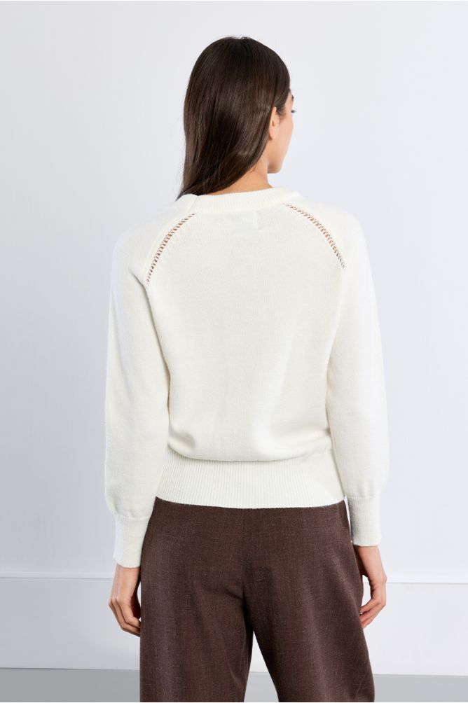 Pull en maille, broderies ajourées et clous