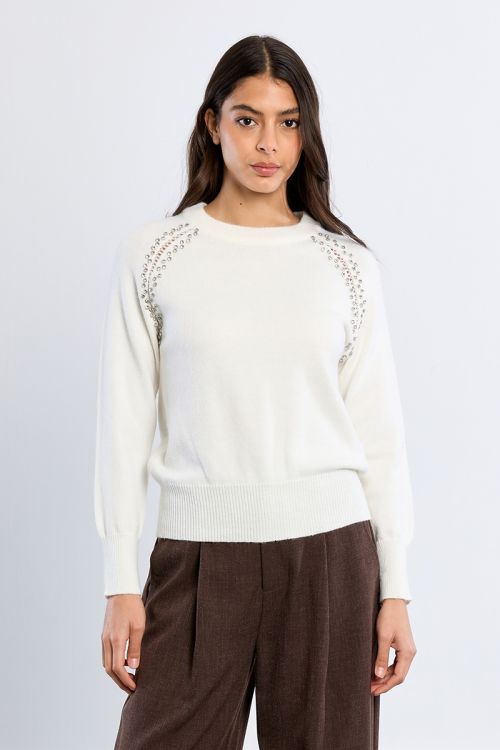 Pull en maille, broderies ajourées et clous