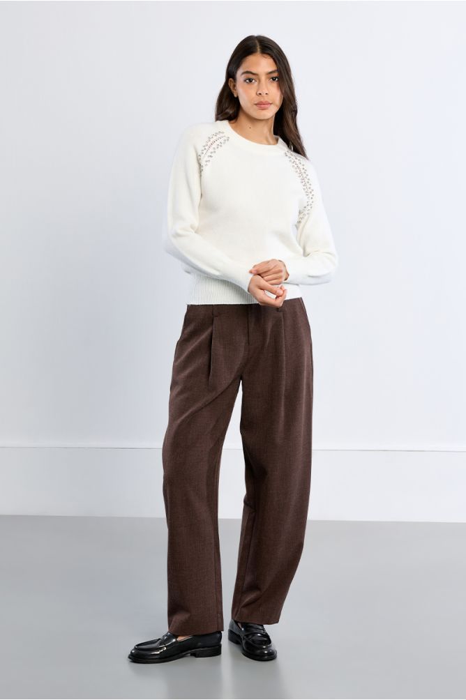 Pull en maille, broderies ajourées et clous