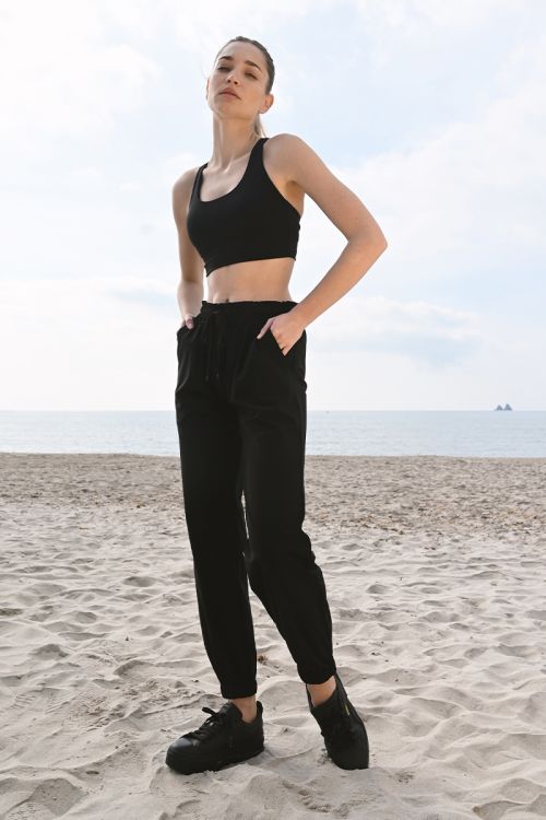 Pantalón tobillero, deportivo, con lazada