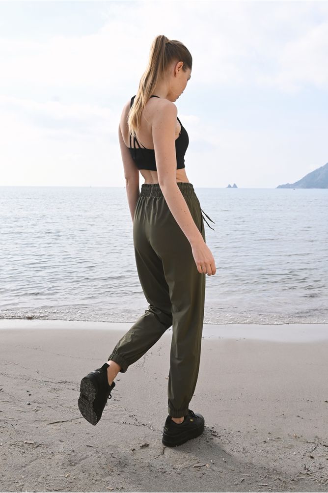 Pantalón tobillero, deportivo, con lazada