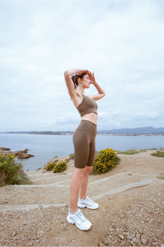 Brassière de sport, bretelles croisées