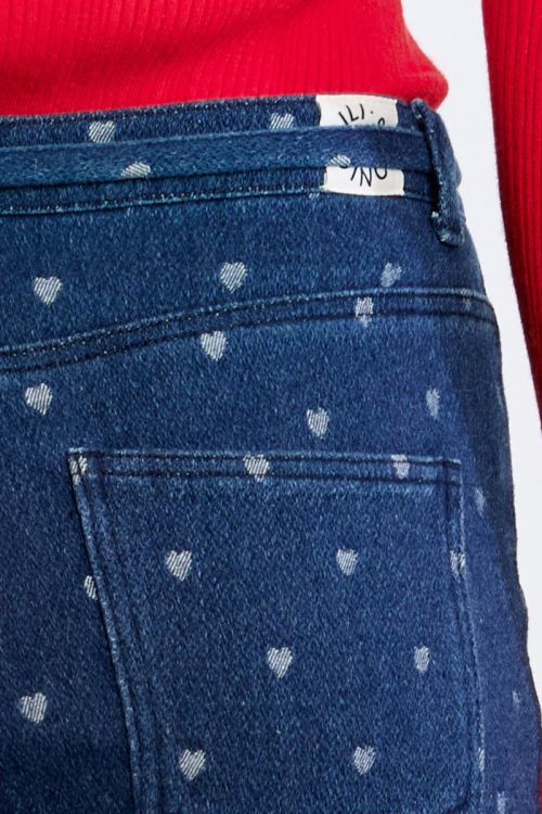 Pantalón vaquero estampado corazones
