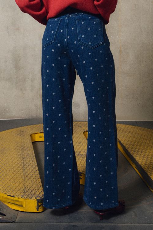 Pantalón vaquero estampado corazones