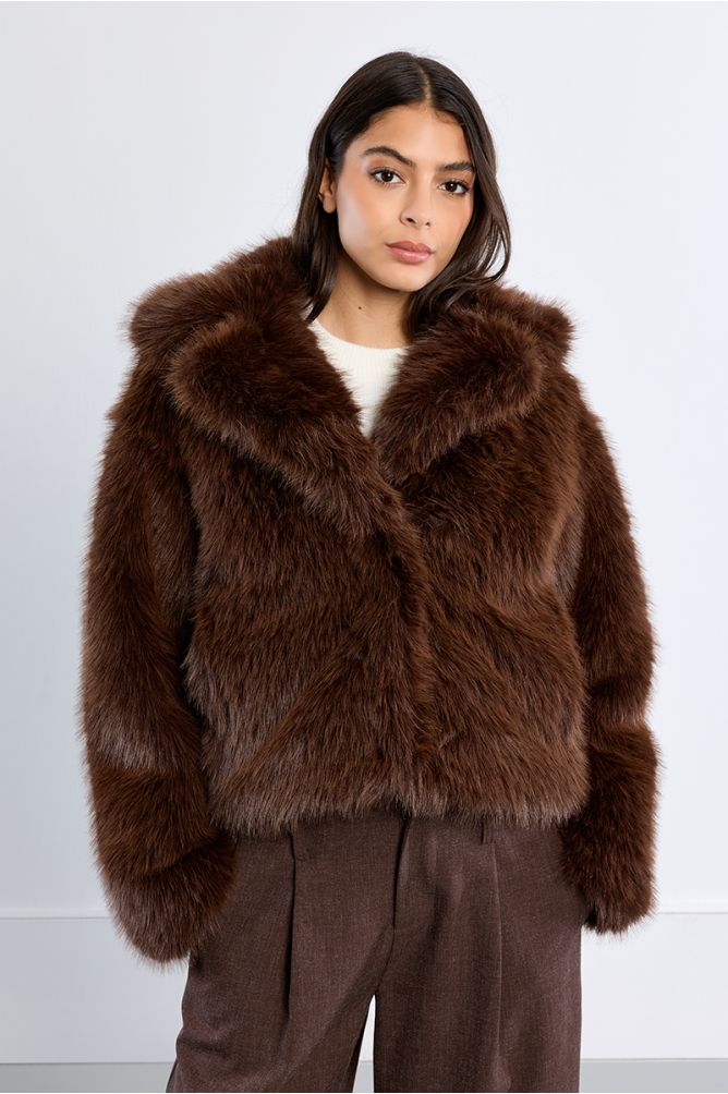 Chaqueta con cuello y solapa de peluche