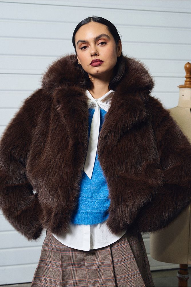 Chaqueta con cuello y solapa de peluche