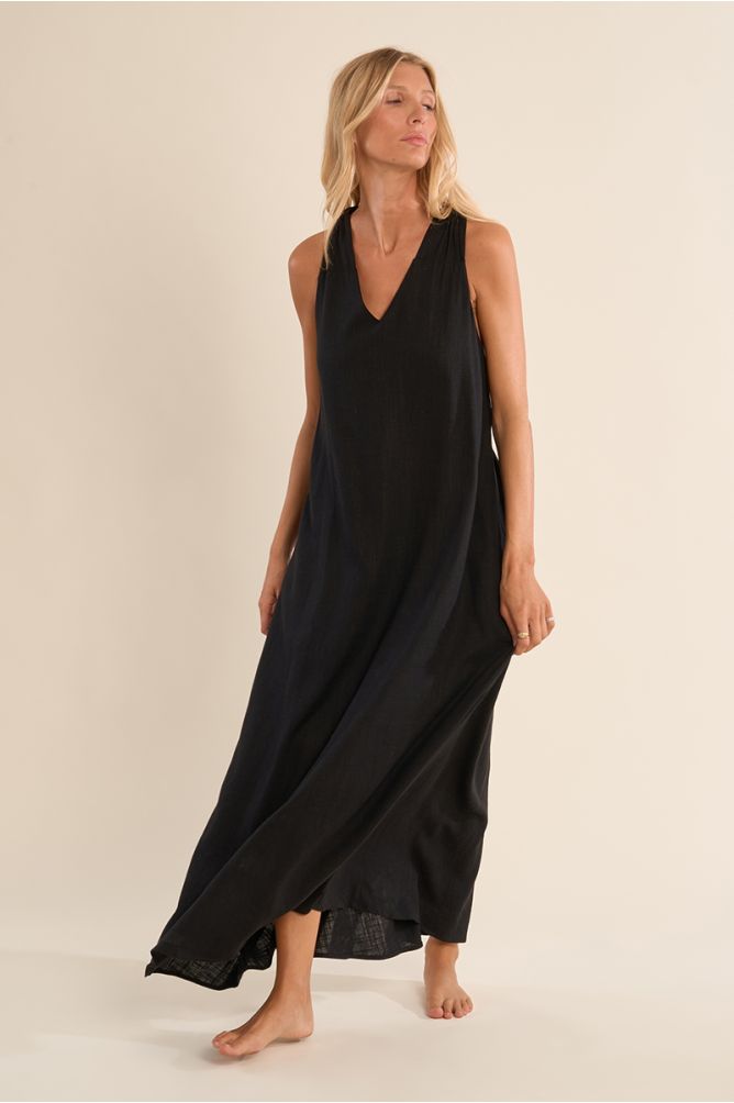 Vestido largo, de manga sisa, espalda descubierta.