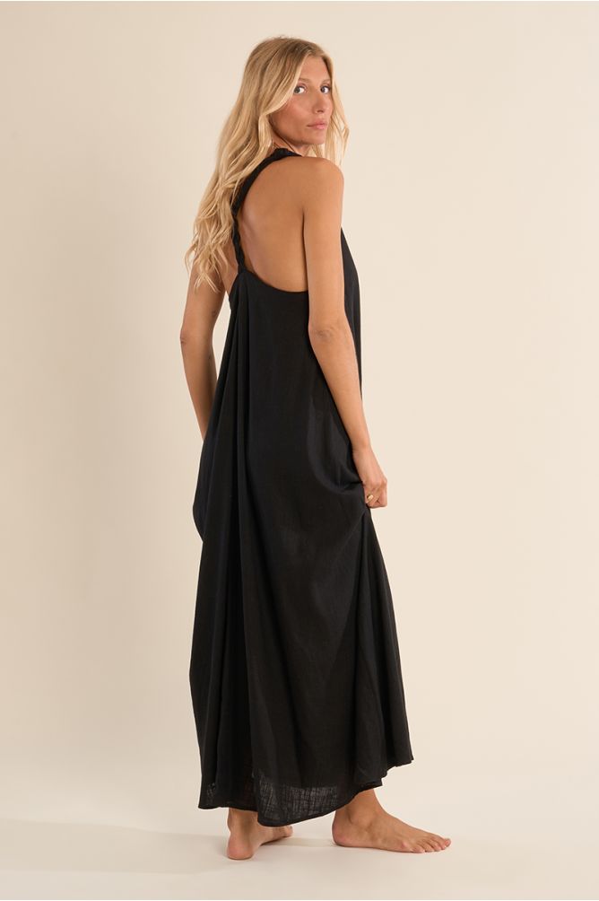 Vestido largo, de manga sisa, espalda descubierta.