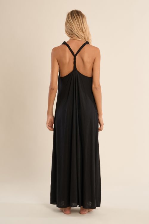 Vestido largo, de manga sisa, espalda descubierta.