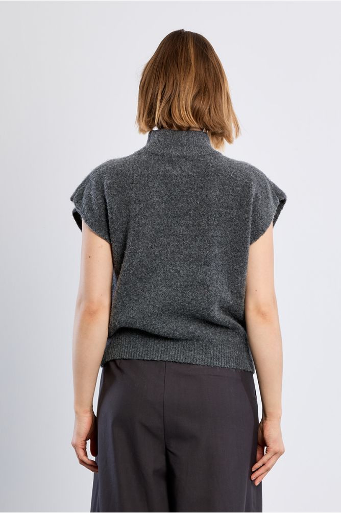Pull sans manches clouté