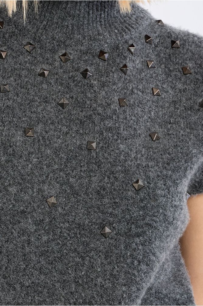 Pull sans manches clouté