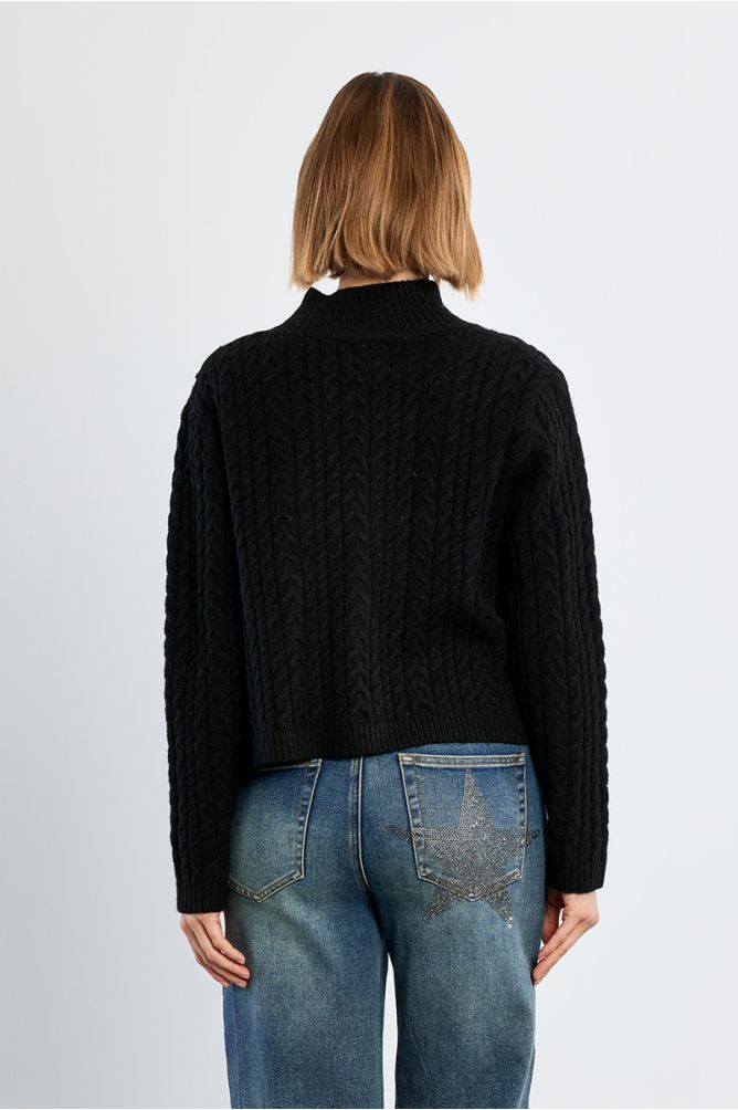 Pull en maille torsadée, asymétrique