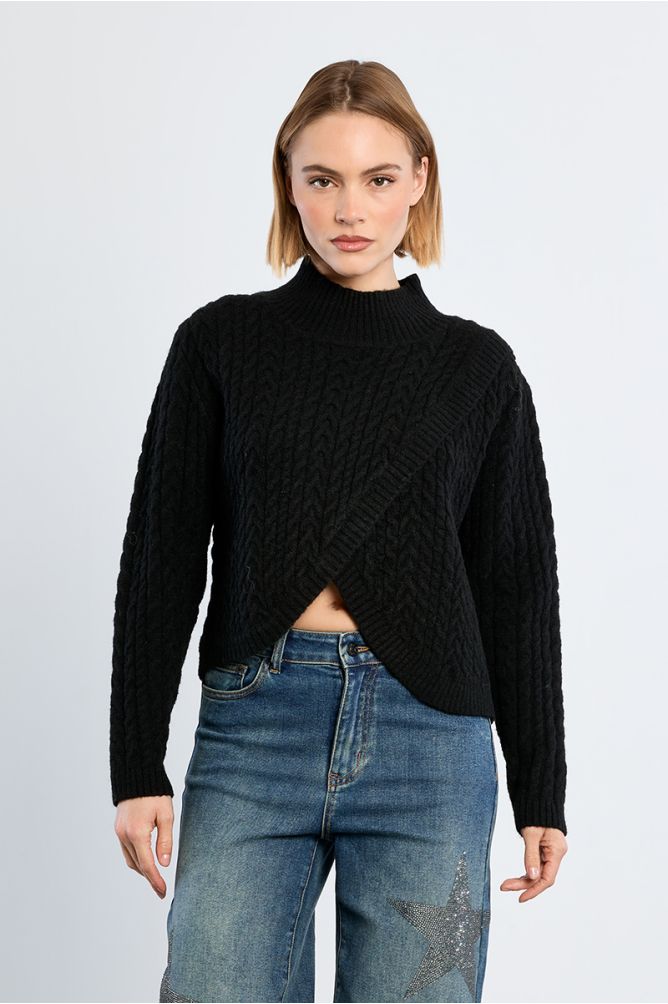 Pull en maille torsadée, asymétrique