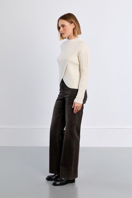 Pull en maille torsadée, asymétrique