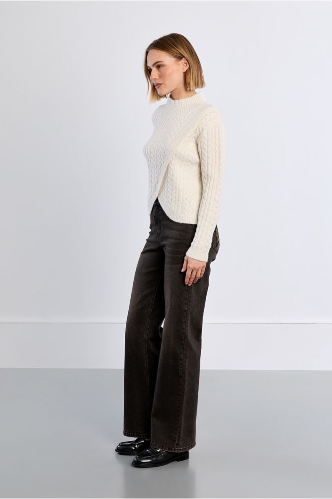 Pull en maille torsadée, asymétrique