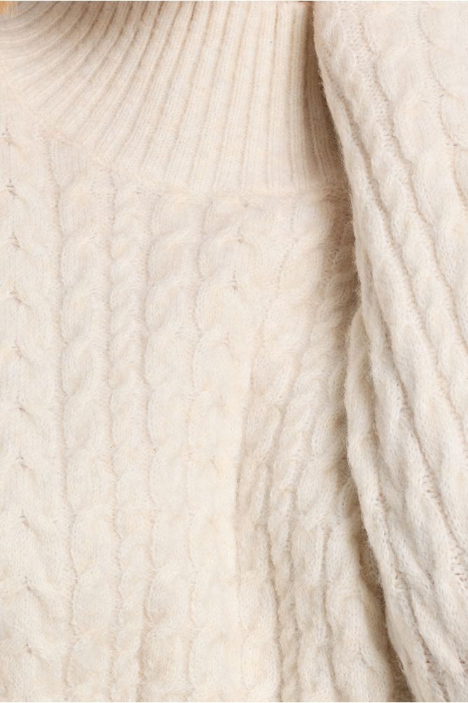 Pull en maille torsadée, asymétrique