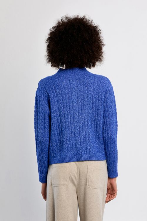 Pull en maille torsadée, asymétrique