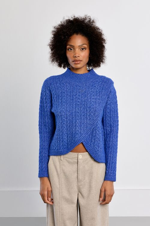 Pull en maille torsadée, asymétrique
