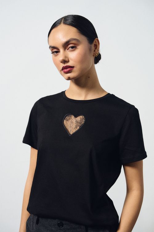 T-shirt droit, avec cœur en semi-tansparence