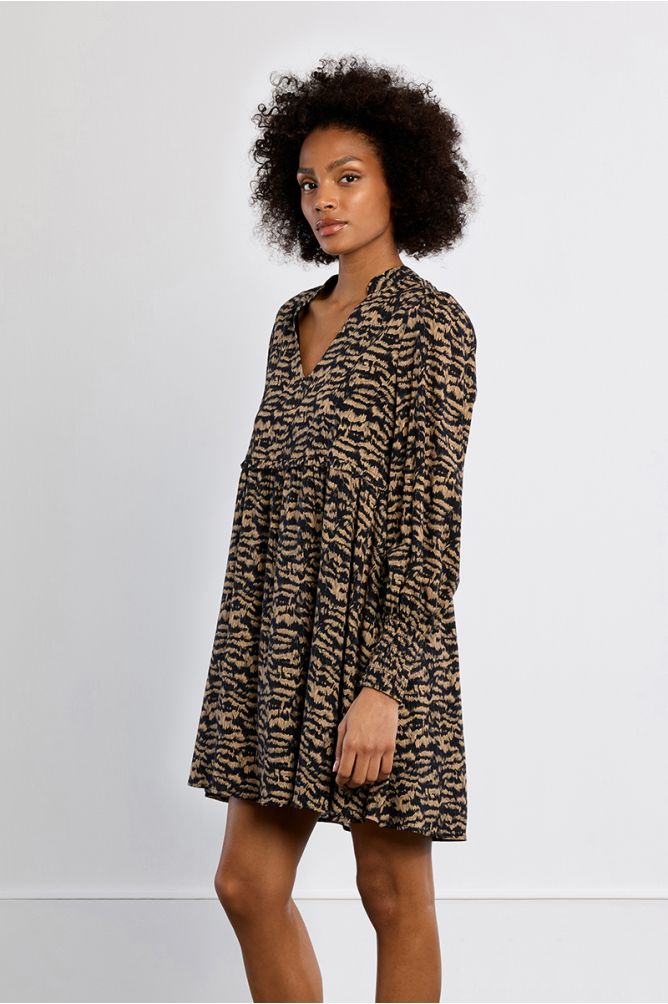 Vestido corto de manga larga con estampado
