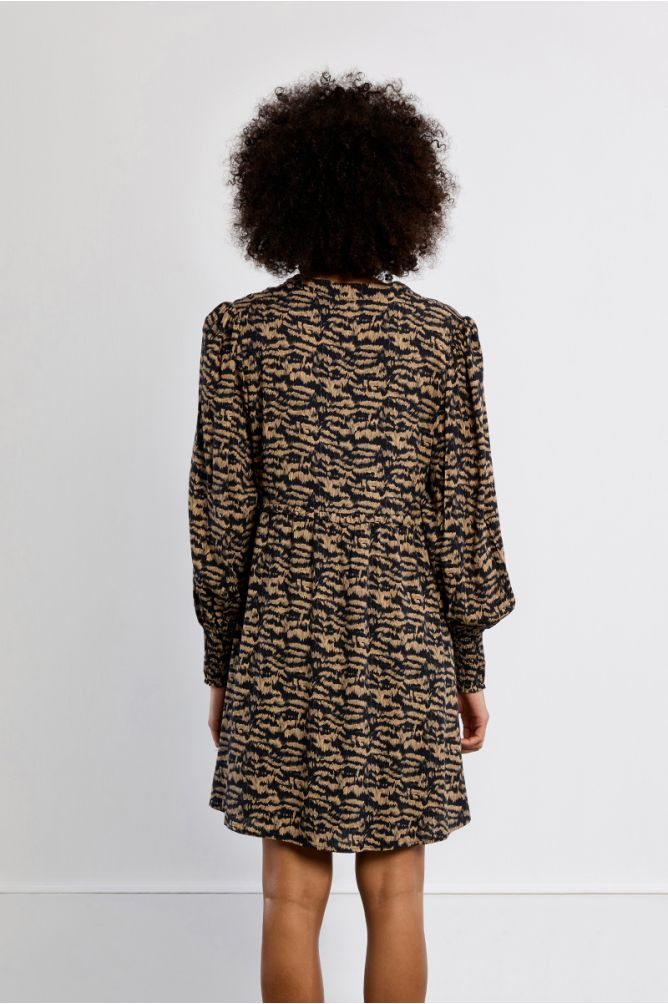 Vestido corto de manga larga con estampado