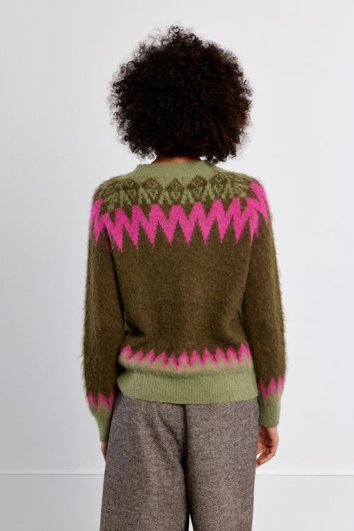 Pull aux motifs géométriques
