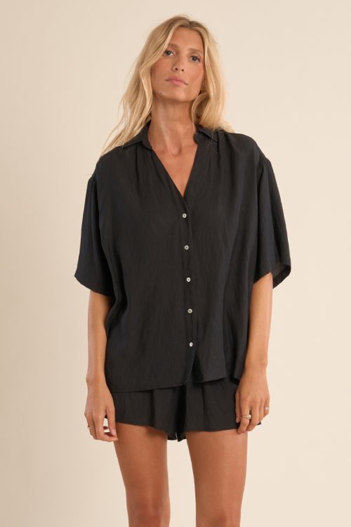 Camisa de mujer de manga corta, asimétrica.