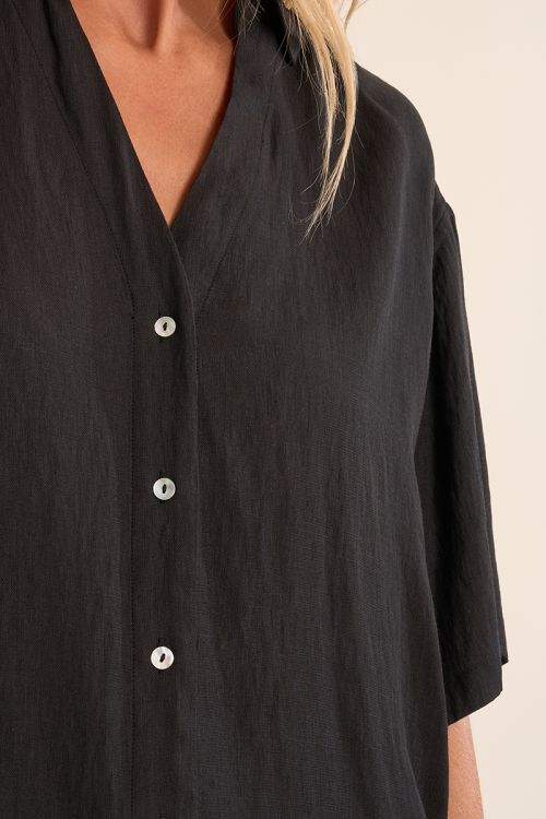 Camisa de mujer de manga corta, asimétrica.