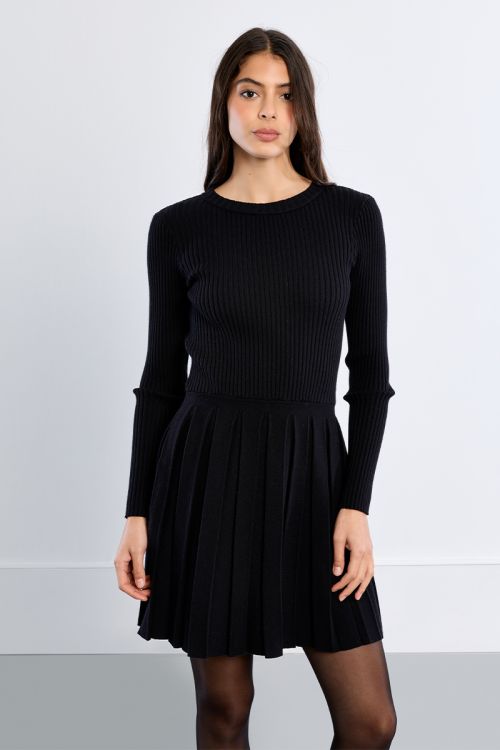Vestido corto plisado de manga larga
