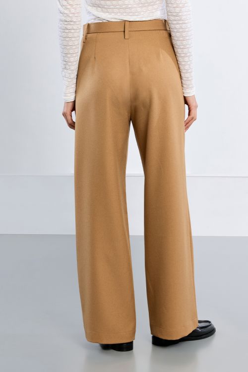 Pantalón largo tipo cullote con cinturón 