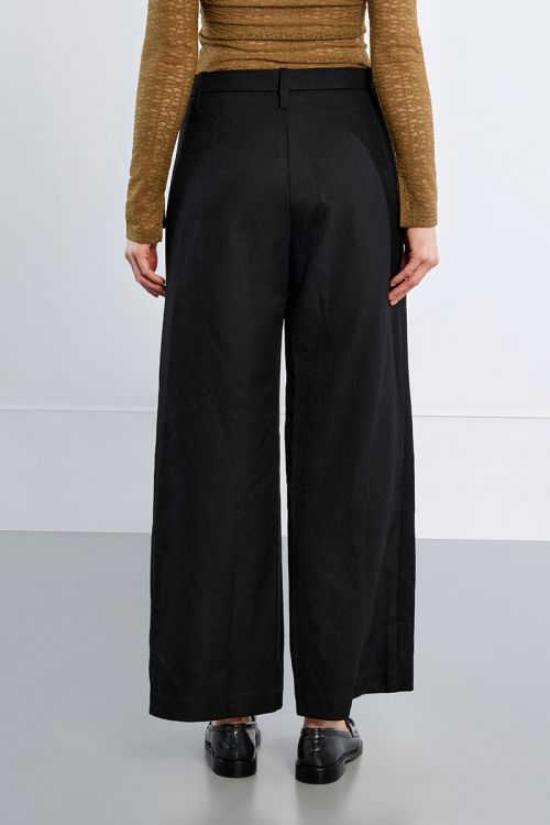 Pantalón largo tipo cullote con cinturón 