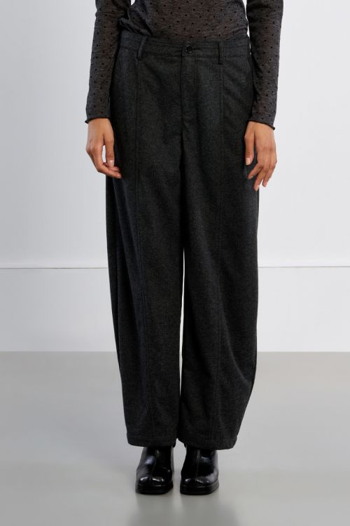 Pantalón largo estilo barrel