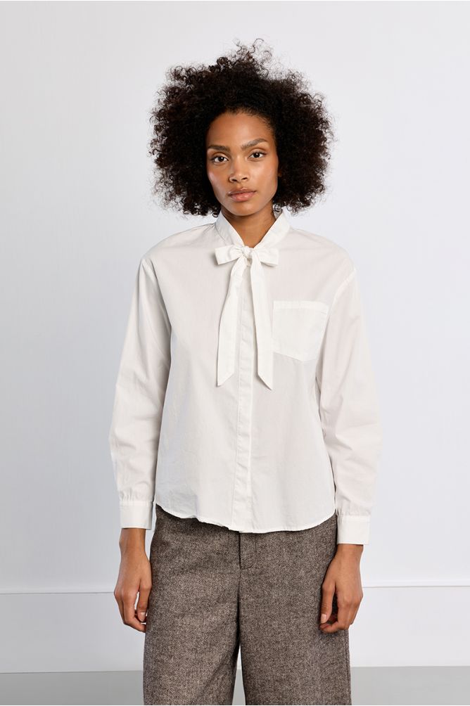 Chemise en popeline de coton, avec col à nouer