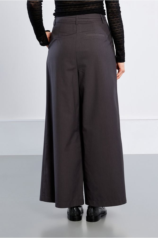 Pantalón largo tipo cullote detalle pliegues