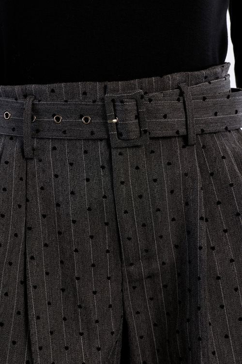 Short corto con cinturón y estampado