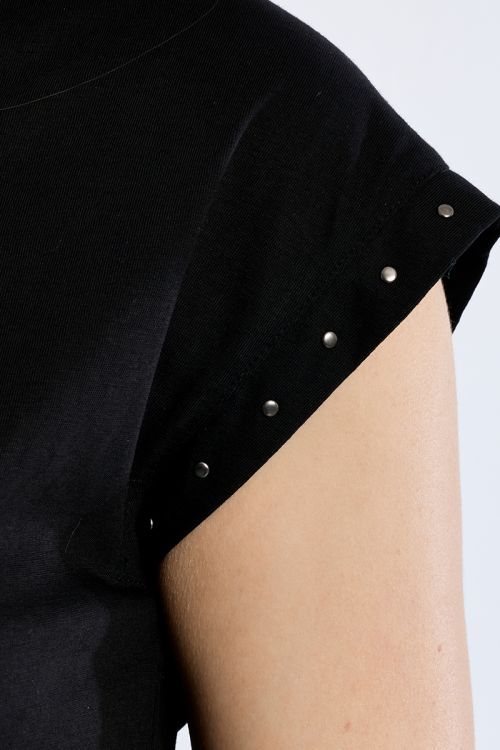 Camiseta de manga corta detalle tachuelas