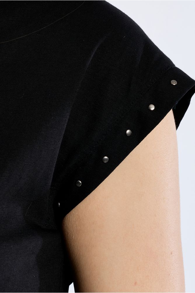 T-shirt aux manches cloutées