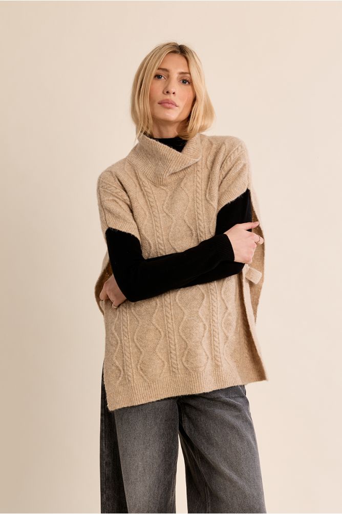 Poncho asimétrico con cuello alto