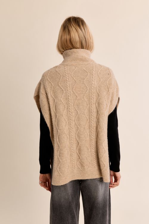 Poncho asimétrico con cuello alto