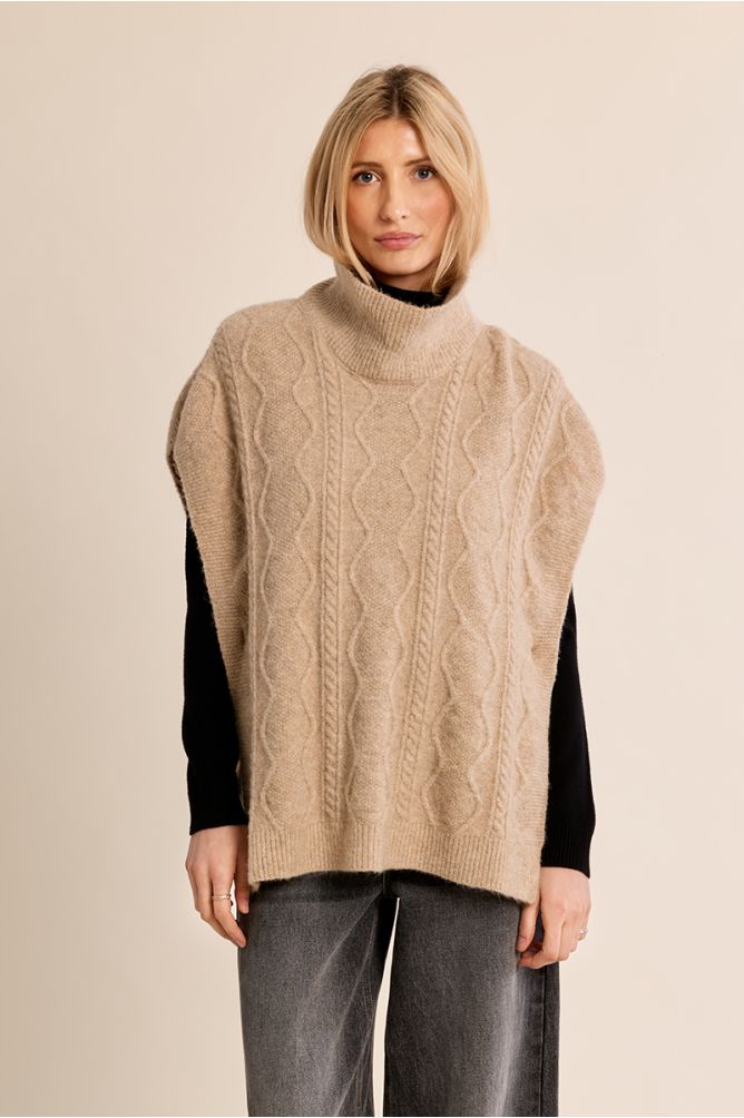Poncho en maille torsadée