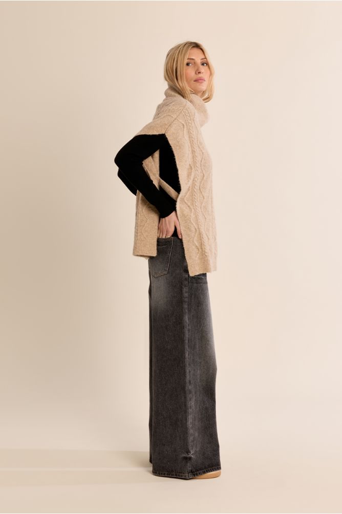 Poncho asimétrico con cuello alto