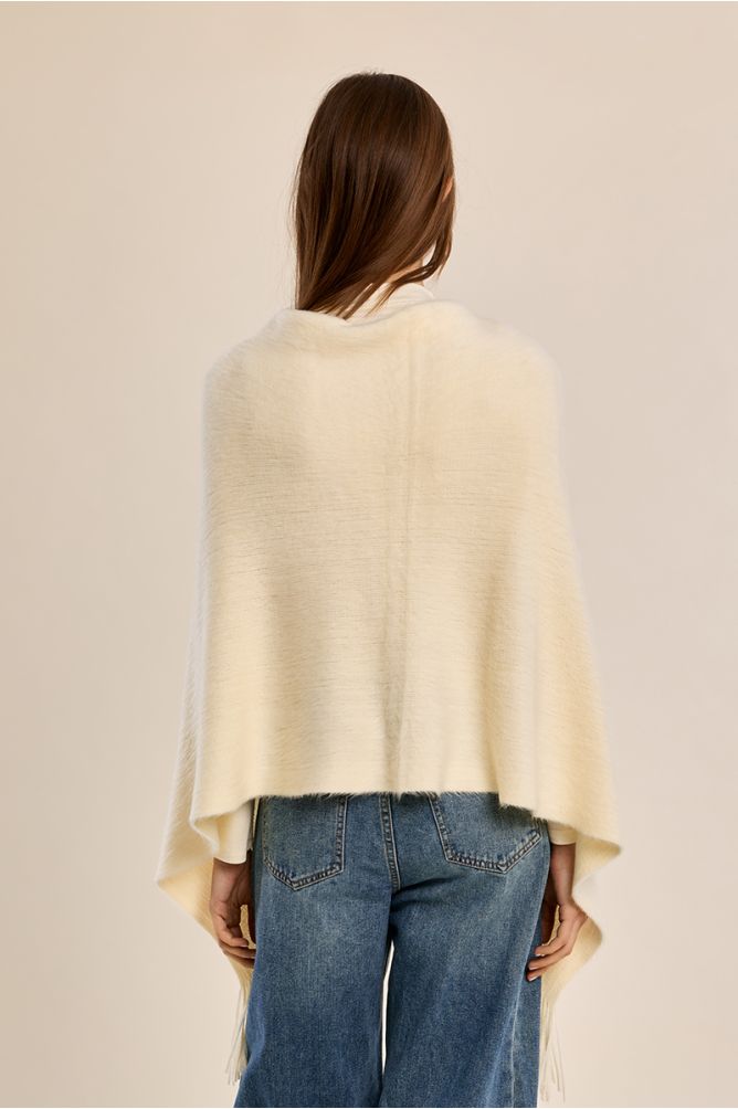 Poncho asimétrico con flecos