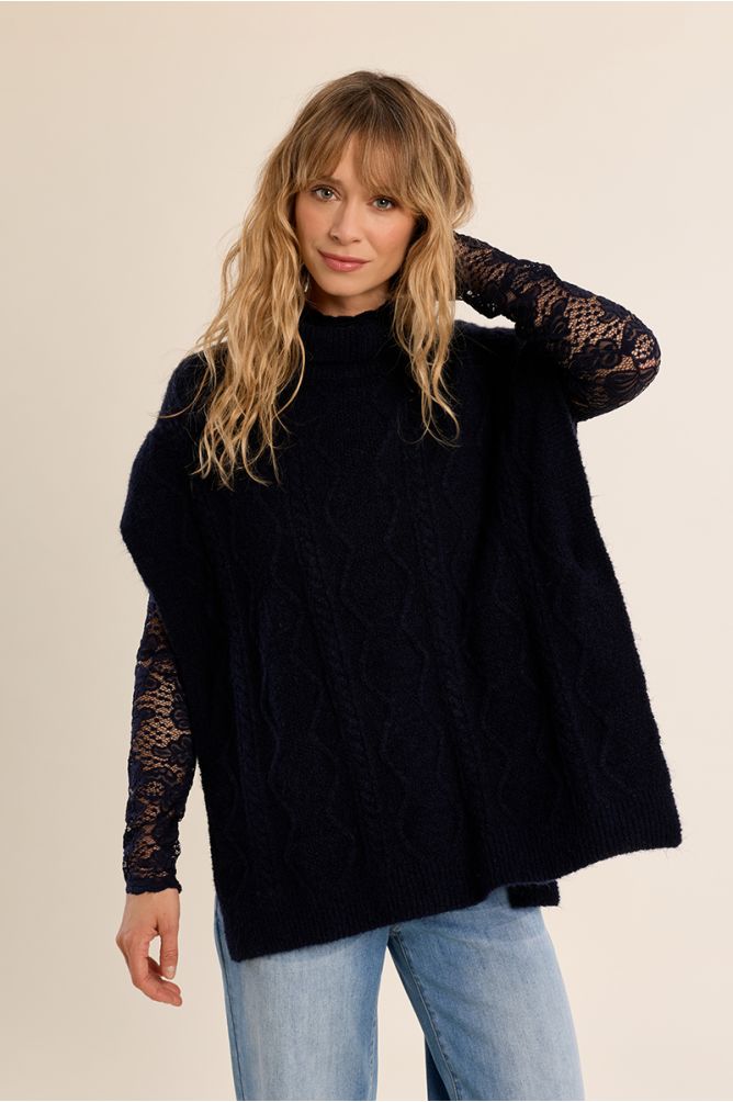 Poncho en maille torsadée
