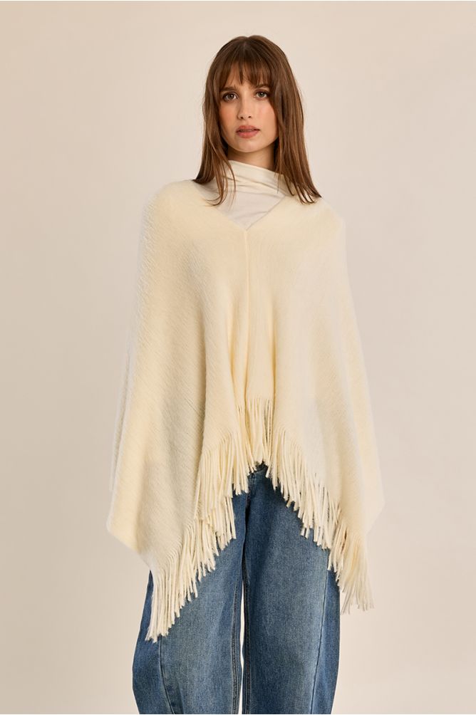 Poncho asimétrico con flecos