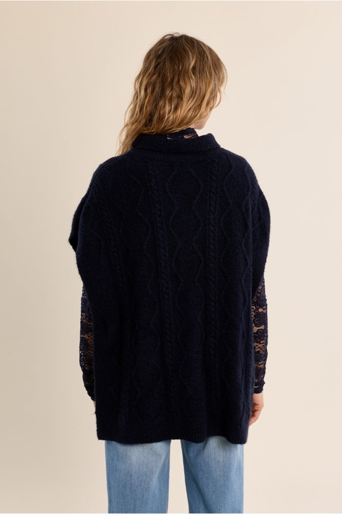 Poncho en maille torsadée