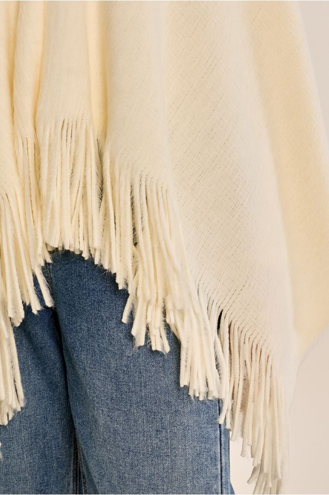 Poncho asimétrico con flecos