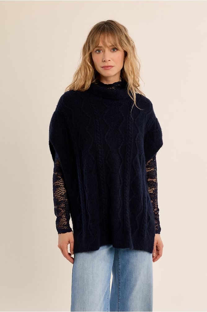 Poncho en maille torsadée