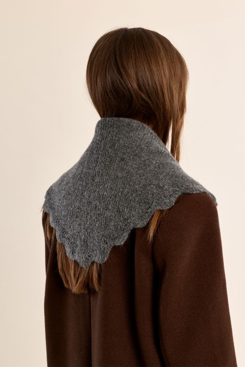 Col en maille, broderies ajourées